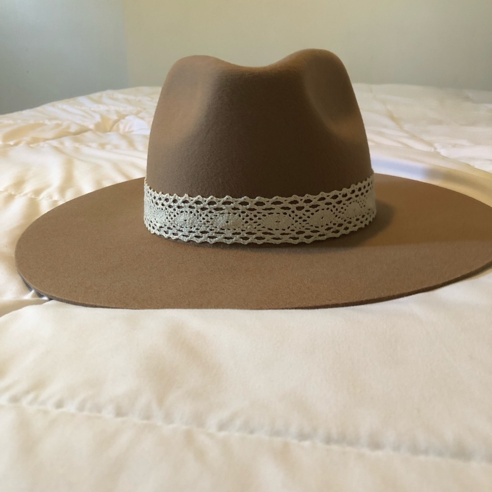 Selling this felt fedora